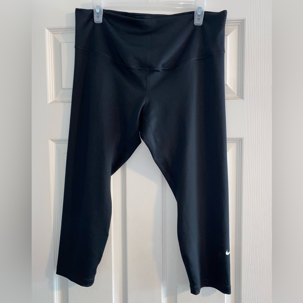 Nike women’s mid-rise crop leggings size 1x